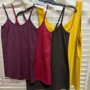 4 tank tops, 3 mediums 1 xl fits like a medium